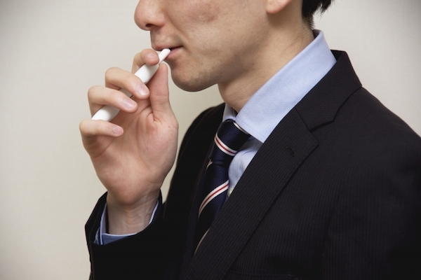 港南台パーク歯科クリニック｜院長ブログ｜気になる「口臭」の原因を徹底解説！｜タバコを吸う男性の画像