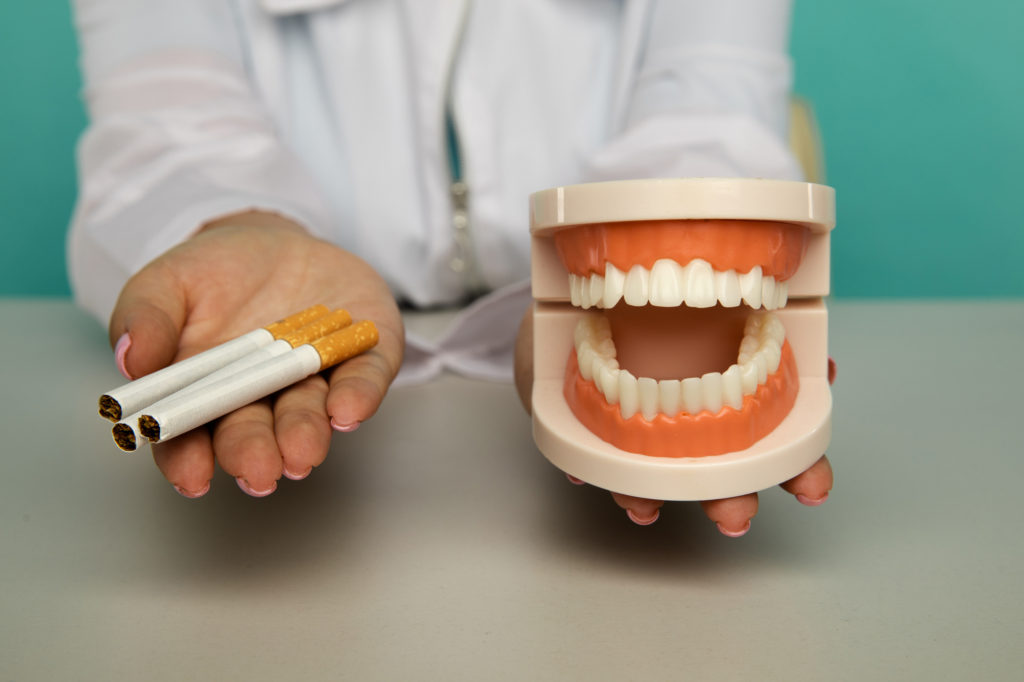 港南台パーク歯科クリニック｜タバコがもたらす口腔内への影響とは？｜タバコと歯の健康のイメージ画像