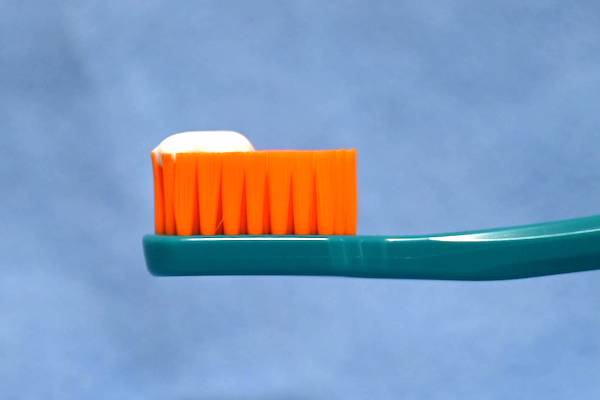港南台パーク歯科クリニック｜ブログ｜初期虫歯にも効果が期待できる「MIペースト」とは｜MⅠペーストと大人用歯ブラシの画像