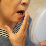口の渇きを気にする女性のイメージ｜口が乾いて困っていることはありませんか？｜港南台の歯医者 港南台パーク歯科クリニック