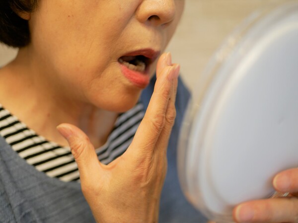 口の渇きを気にする女性のイメージ｜口が乾いて困っていることはありませんか？｜港南台の歯医者 港南台パーク歯科クリニック