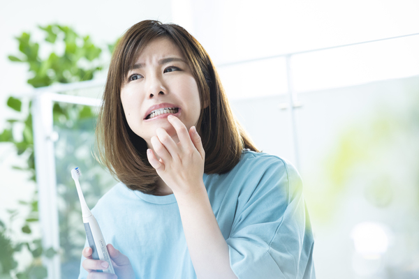 骨隆起を気にする女性のイメージ｜歯茎に白いコブのようなものはできていませんか？｜港南台の歯医者 港南台パーク歯科クリニック